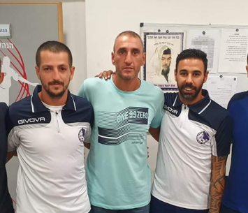 ברכאת (במרכז) עם אבי מלכה ובני סימן טוב (פייסבוק עירוני נשר)