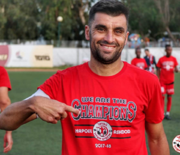 בדרך למטרה. אזולאי (צילום: אבישי אפטקר)