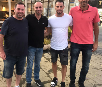 אברגיל במעמד החתימה