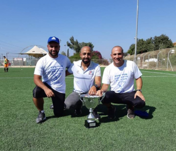 מוחמד סמארה עם הגביע. (פייסבוק צעירי טירה)