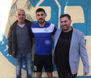 חאגי יחיא במעמד החתימה