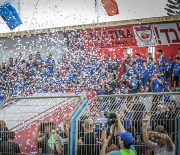 הקהל בדרבי של טירה (נזיה סולטאן)