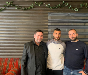 אבו ראס במעמד החתימה