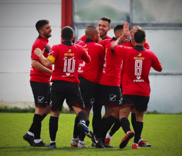 בן ברגיה ושחקני צעירי טייבה חוגגים (אמיר חאג׳ יחיא)