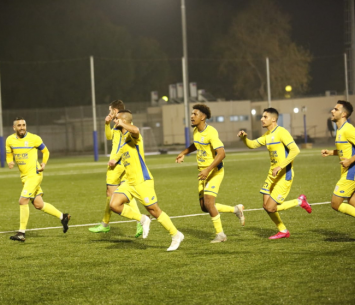 זוהר ושחקני עירוני אשדוד חוגגים את שער השוויון (מוטי קדוש)