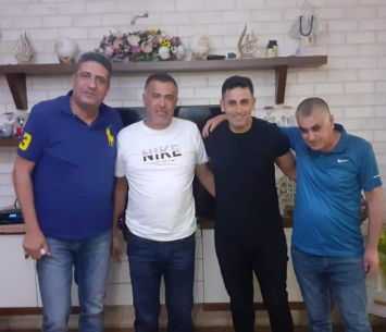 סואן במעמד החתימה