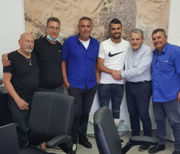 דיעי במעמד החתימה