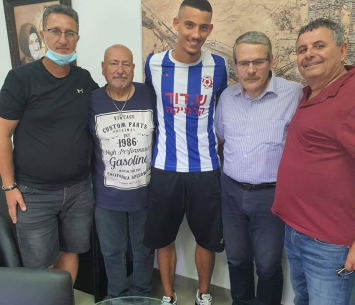 אביטן במעמד החתימה