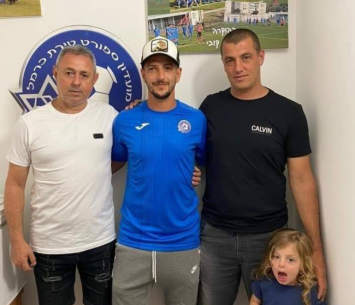 מלכה במעמד החתימה