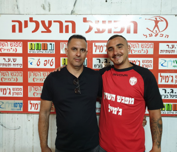 נחמני במעמד החתימה