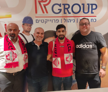 ארז במעמד החתימה