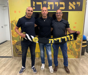 גניש במעמד החתימה