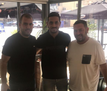 טאהא במעמד החתימה