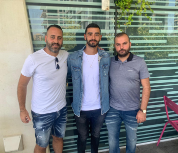 אלון במעמד החתימה