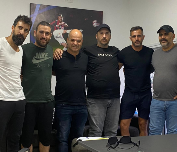 בן דור לצד ראשי המועדון (צילום: דוברות המועדון)