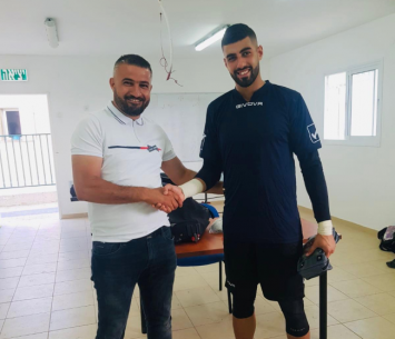 נחפאוי במעמד החתימה