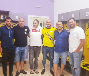 אלסברי במעמד החתימה