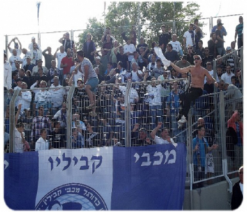 זועמים על ההנהלה והמאמן. אוהדי יפו (צילום: אייל אורן)