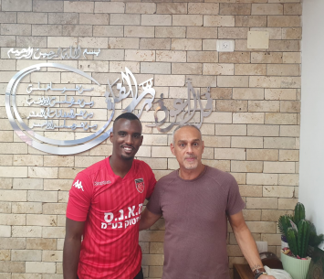 אדהנני במעמד החתימה