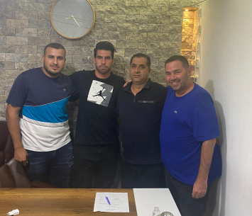 לוי במעמד החתימה