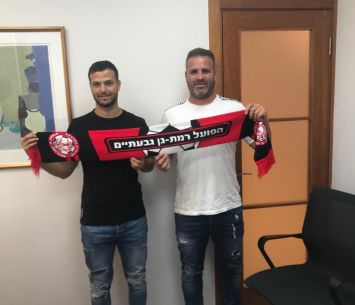 זגורי במעמד החתימה