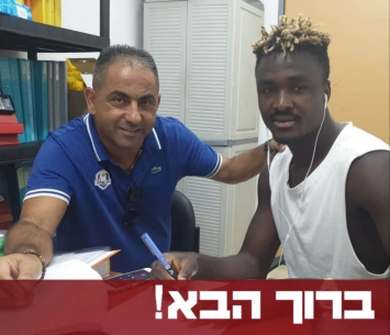 אקווה במעמד החתימה