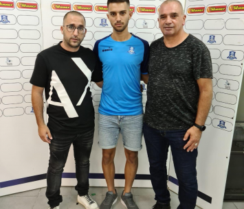 ביטון במעמד החתימה