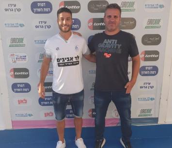 ארצי במעמד החתימה