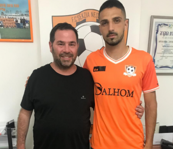 בן נעים לצד סוכנו עידו קרן