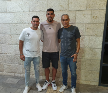 גינזבורג במעמד החתימה