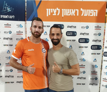 סלם במעמד החתימה