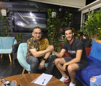 גונן במעמד החתימה