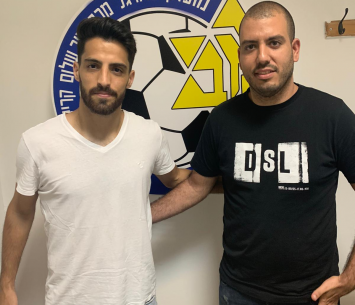 קובלסקי במעמד החתימה