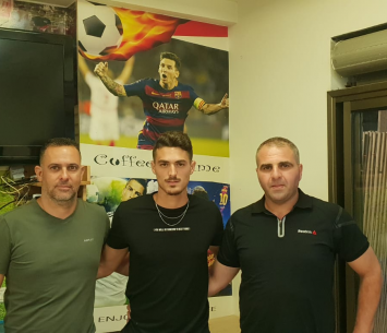 אטיה במעמד החתימה