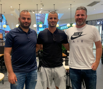 המגן במעמד החתימה