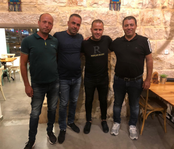 חלאיילה במעמד החתימה