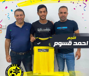 קאסום במעמד החתימה