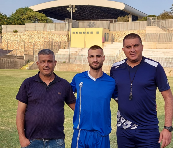 אבו ראס במעמד החתימה