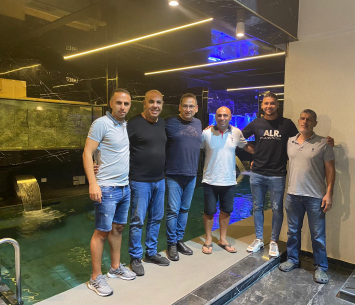 סלאמה במעמד החתימה