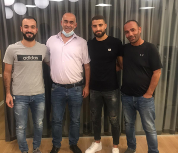 מיאזני במעמד החתימה