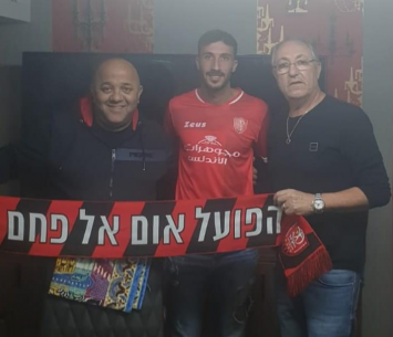 אמזלג במעמד החתימה