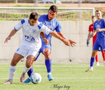 באסל עותמן מהבקעה מנסה לעצור את יוני פרבר (מאיה לוי)