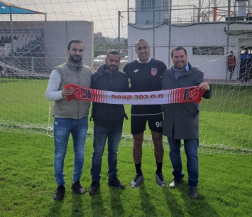 ראדי במעמד החתימה