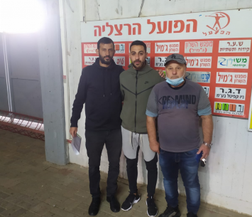 בן מנשה במעמד החתימה