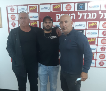 ביטון במעמד החתימה