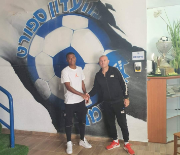 טואבה במעמד החתימה