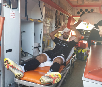 רגע הפציעה. (צילום: נזיה סולטאן)