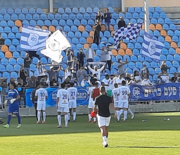 ייראו את קבוצתם בטלויזיה. אוהדי יפו (רון עמיקם)