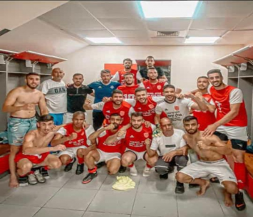 שחקני טובא חוגגים את הניצחון (צילום: הפועל בני טובא)