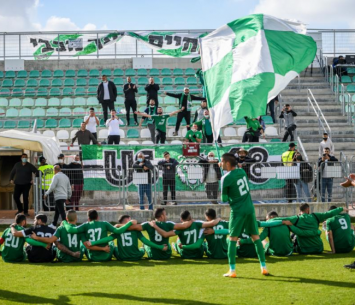 מוכנים למשחק העונה. שחקני שדרות חוגגים יחד עם הקהל (גיא אברג׳ל)